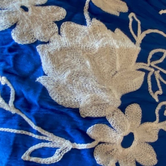 Beautiful Summer blouse with embroidery detail - Picture 3 of 5